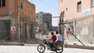 Nusaybin'de ağır hasarlı yapıların yıkımı sürüyor