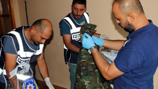 Öğrenci evinden asker kıyafeti ve bot çıktı