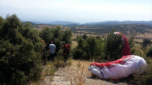 Ormanlık alana düşen yamaç paraşütçüsü öldü