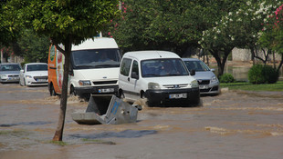 Patlayan su borusu ulaşımı engelledi
