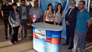 Rektör yeni öğrencileri otogarda karşıladı