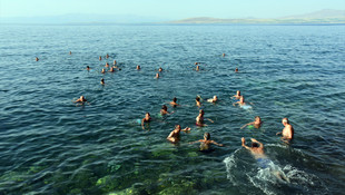 Sağlık için her sabah Van Gölü'nde yüzüyorlar