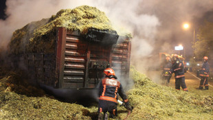 Sakarya'da saman yüklü tırda yangın