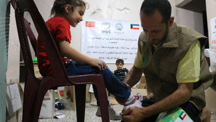 Suriye'deki yetimlere ayakkabı yardımı