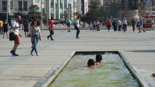 Süs havuzunda çocukların yüzme keyfi