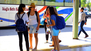 Üniversite öğrencilerine karanfilli karşılama