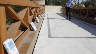 Üst geçitte Zaman Gazetesi logolu kitaplar bulundu