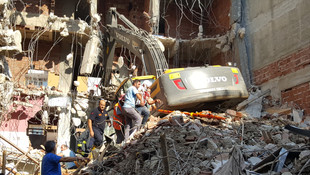 Üzerine beton parçası düşen iş makinesi operatörü yaralandı