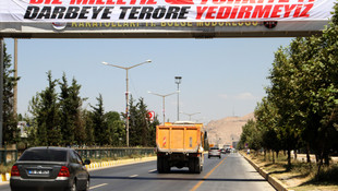 Van'da darbe ve teröre afişli tepki