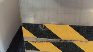 Yaralılar pansuman yaptırıp, tankın üzerine yürüyordu