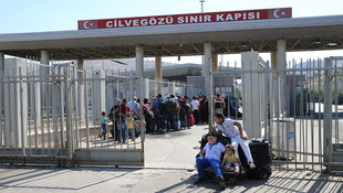 Suriyeli mülteciler bayramda ülkelerine dönmek için sınıra akın etti