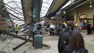 Yolcu treninin ana tren istasyonuna çarpması sonucunda meydana gelen kazada New Jerseyde 100 kişi yaralandı