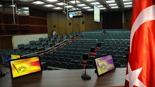 FETÖ çalıntı sınav sorularını verirken Kurana el bastırmış