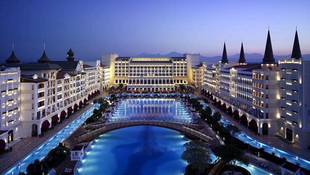 Mardan Palace Hotelde maaş alamayan işçiler eylem başlattı