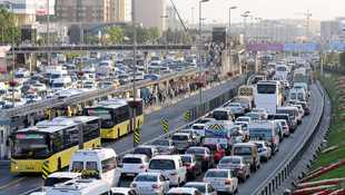 Haftanın ilk gününde İstanbulda trafik yoğunluğu yüzde 65e ulaştı