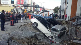 Yolun çökmesiyle birlikte Merterde 1 kişi yaralanırken 5 araç çukura düştü