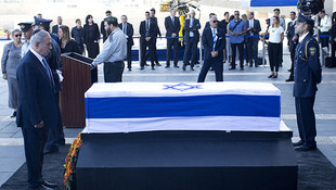 Düzenlenen resmi törenle eski İsrail Cumhurbaşkanı Şimon Peres toprağa verildi