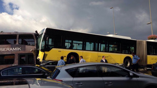 Yoldan çıkan metrobüs Acıbademde birçok aracı altına alarak kazaya neden oldu!