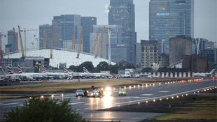 Londrada eylemciler havalimanı pistini kapattı