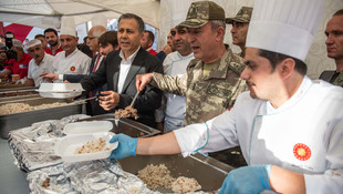 Genelkurmay Başkanı sıfır noktasındaki askerlerle bayramlaştı