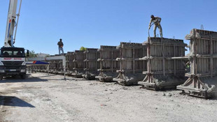 Beton duvarlar Karkamışın Suriye sınırında örülmeye devam ediyor