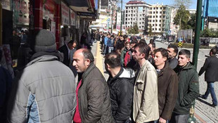Rizede 160 kişiye sağlanacak iş imkanı için uzun kuyruklar oluştu