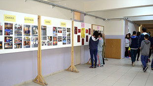 AA'nın Dakika Dakika FETÖ'nün Darbe Girişimi kitabı okul koridorlarında