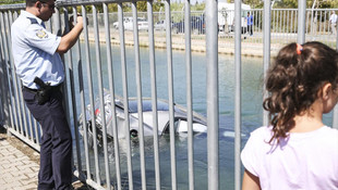 Adanada otomobil kanala devrildi: 2 yaralı