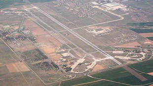 Darbeci askerler malzemelerini tarlada bırakıp kaçtı