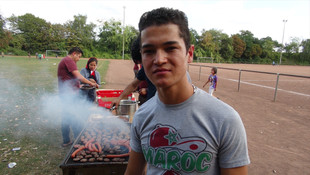 Almanya'daki Türkler sığınmacılara kol kanat geriyor