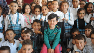 Anne kucağından akülü sandalyeye