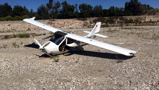 Antalya'da ultralight tipi uçak zorunlu iniş yaptı
