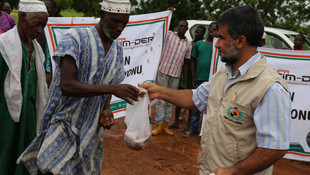 Avrupa Yetim-Der ekiplerine Afrikalı köylülerden yardım