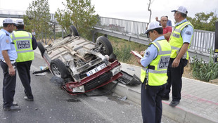 Balıkesir'de otomobil devrildi: 2 yaralı