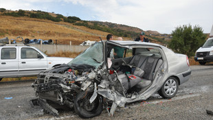 Balıkesir'de otomobille hafif ticari araç çarpıştı: 6 yaralı