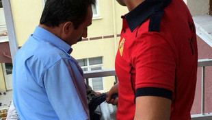 Balkon demirlerine sıkışan çocuğu itfaiye kurtardı