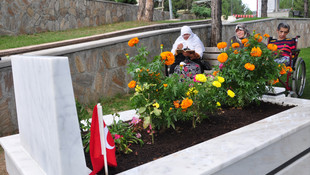 Bayram öncesi şehitliklere ziyaret