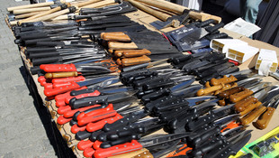 Bıçaklar kurbanlıklar için bileniyor