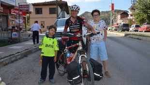 Bisikletle İngiltere'den Tayland'a pedal çevriyor