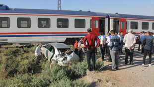 Bismil'de tren otomobile çarptı: 5 yaralı