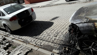 Bitlis'te park halindeki araç kundaklandı