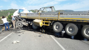 Boluda tırla kamyonun çarpışması sonucu 2 kişi hayatını kaybetti
