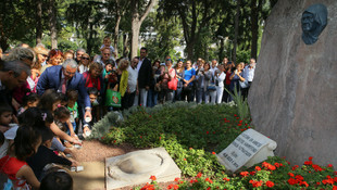 Büyük Önder Atatürk'e annesinin mezarından çiçek