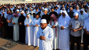 Çadır kentte bayram namazı