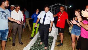 Cam kırıkları üzerinde yürüdüler