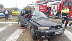 Çanakkalede meydana gelen trafik kazasında tur otobüsüyle otomobil çarpıştı! 3 kişi ağır yaralandı