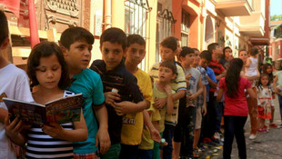 Çocuklar bayram yeri geleneğiyle Balat'ta buluştu