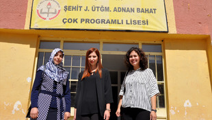 Çukurca'da öğretmenler çiçeklerle karşılandı