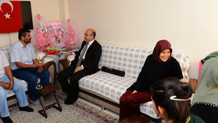 Darbe girişiminde şehit düşen polisin doğum yapan eşine ziyaret