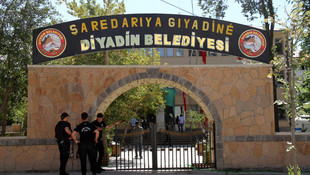 Diyadin Belediyesinin Kürtçe tabelası tekrar asıldı